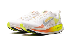 Vomero 18 WMNS"Phantom Light Wild Mango Volt" HM6804 002
